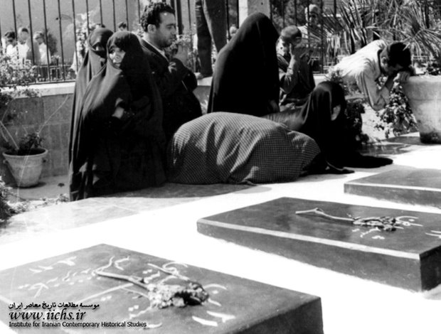 مزار شهدای ۳۰ تیر در گورستان ابن بابویه تهران در چهلمین روز شهادت آنان 